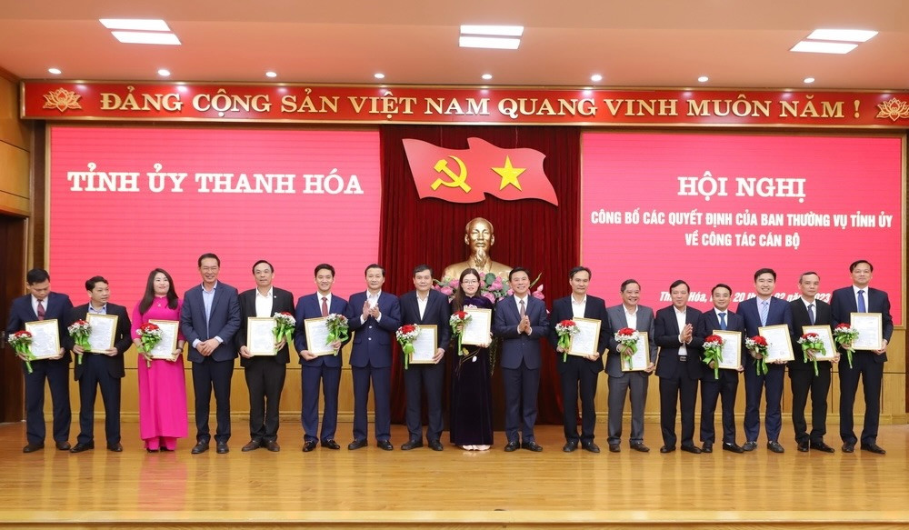 Bí thư Tỉnh ủy Thanh Hóa cùng các Phó Bí thư Tỉnh ủy chúc mừng các cán bộ nhận nhiệm vụ mới. Bí thư Tỉnh ủy Thanh Hóa cùng các Phó Bí thư Tỉnh ủy chúc mừng các cán bộ nhận nhiệm vụ mới.
