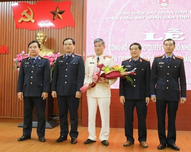 Tân Phó Viện trưởng VKSND tỉnh Thanh Hoá, Lê Đức Tùng (người đứng giữa).