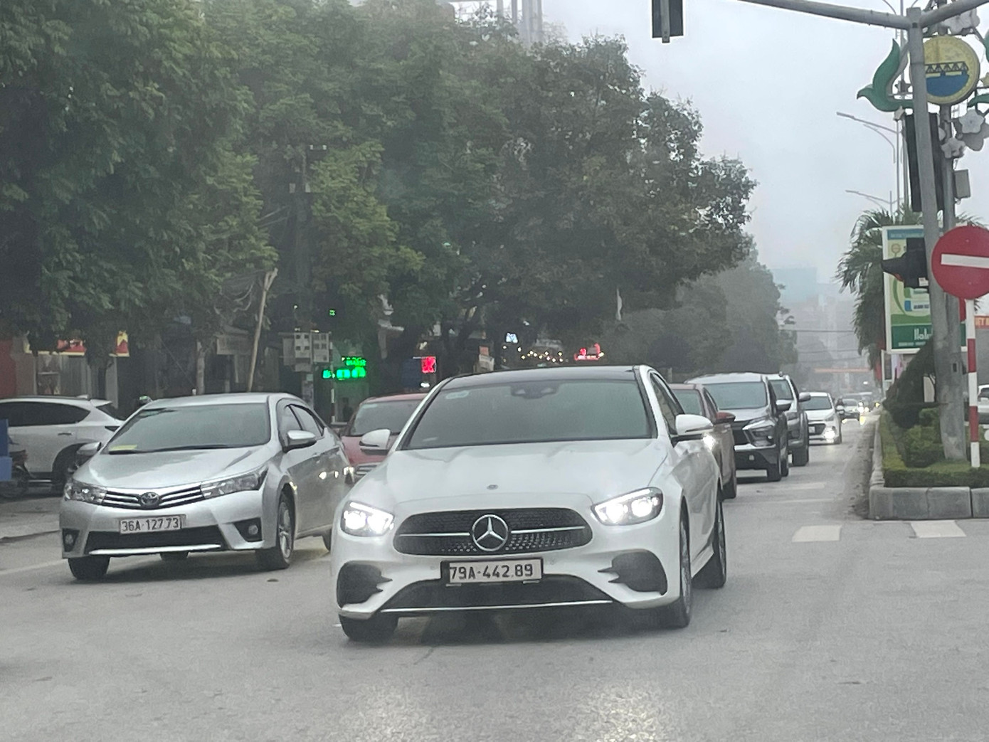 Nhiều phương tiện tham gia giao thông đã phải sử dụng đèn sáng khi di chuyển trên đường lúc 16h30 phút ngày 6/2. Sau vài tiếng xuất hiện sương mù dày đặc, thời tiết chuyển sang mưa phùn.