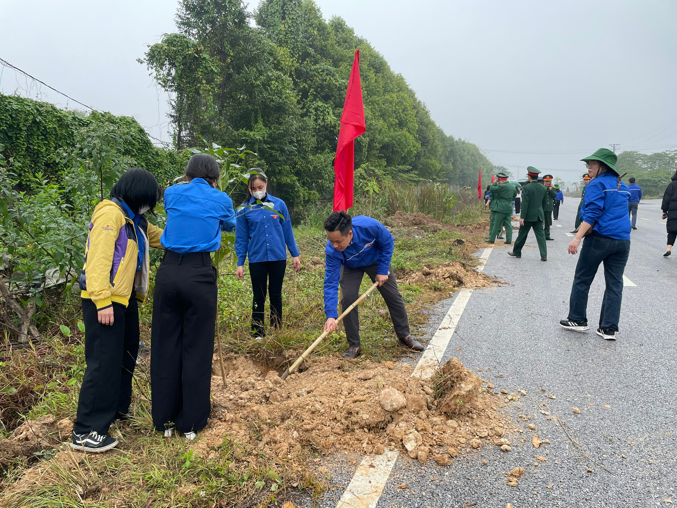 Sau lễ phát động, các đoàn viên, thanh niên cùng tham gia trồng cây xanh trên tuyến đường giao thông