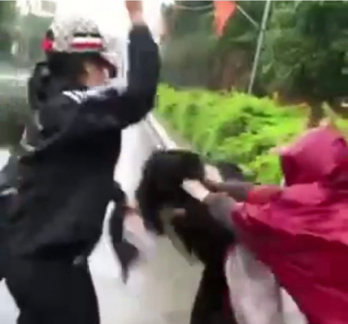 Nữ nhân viên giao hàng bị đánh hội đồng. Ảnh cắt từ clip Nữ nhân viên giao hàng bị đánh hội đồng. Ảnh cắt từ clip