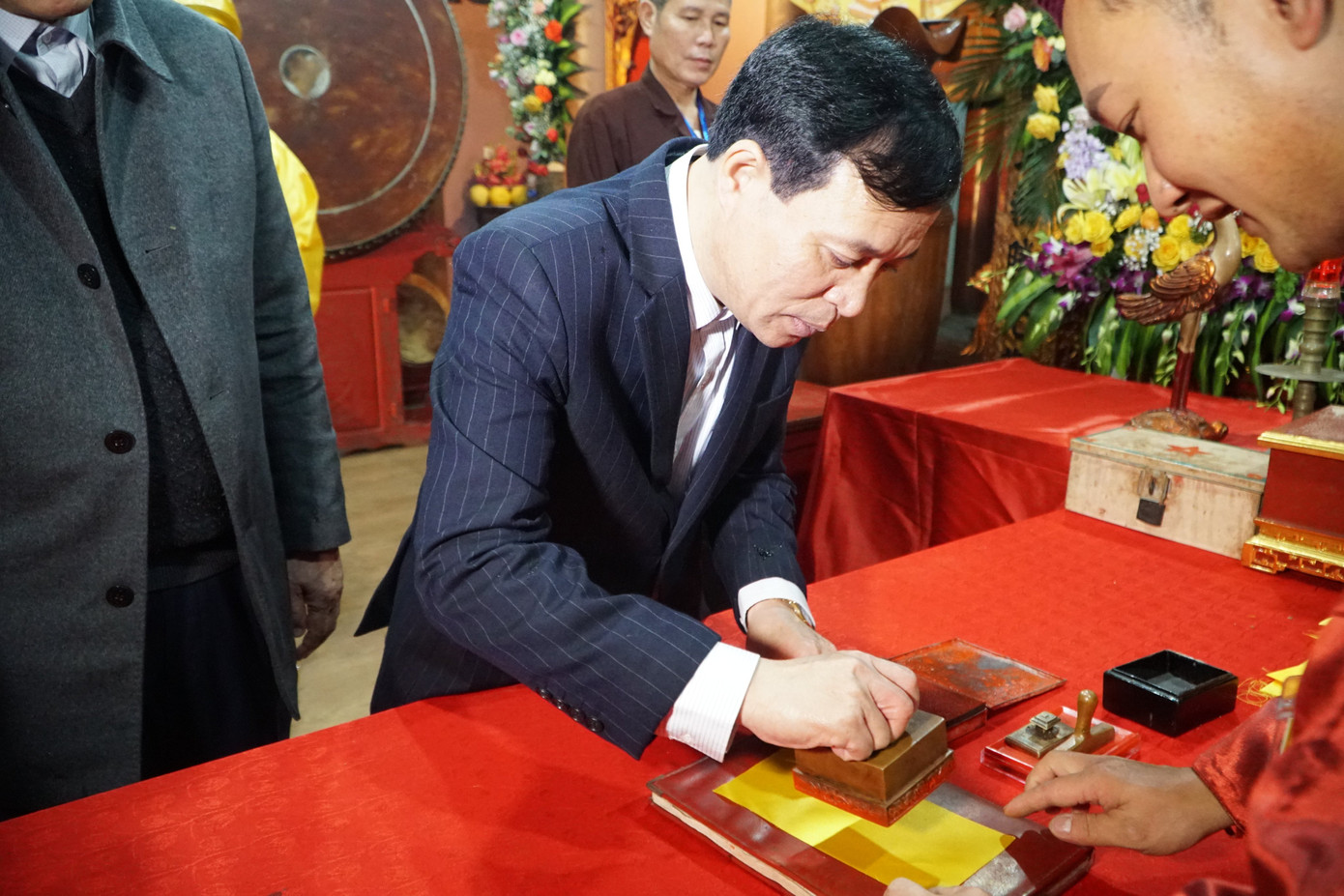 Đại diện lãnh đạo tỉnh Thanh Hoá thực hiện nghi lễ đóng ấn. Đại diện lãnh đạo tỉnh Thanh Hoá thực hiện nghi lễ đóng ấn.