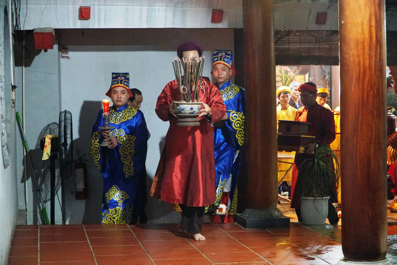 Ban tổ chức thực hiện nghi lễ rước ấn tại lễ khai ấn. Ban tổ chức thực hiện nghi lễ rước ấn tại lễ khai ấn.