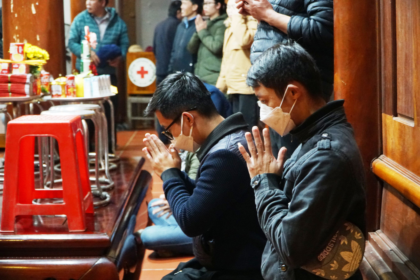 Người dân, du khách cầu mong một năm mới bình an tại lễ khai ấn Đền thờ Trần Hưng Đạo ở làng Thổ Khối. Người dân, du khách cầu mong một năm mới bình an tại lễ khai ấn Đền thờ Trần Hưng Đạo ở làng Thổ Khối.