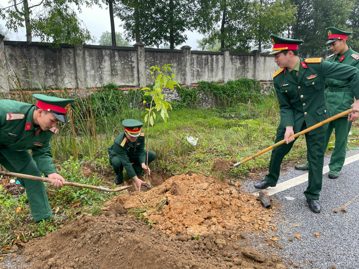 Các chiến sỹ bộ đội, công an tham gia hưởng ứng lễ phát động, trồng nhiều cây xanh trên tuyến đường phố