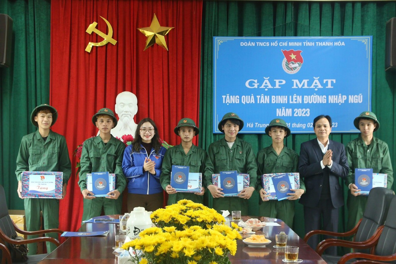 Chị Phùng Tố Linh, Phó Bí thư Tỉnh Đoàn Thanh Hoá cùng lãnh đạo huyện Hà Trung thăm, tặng 11 suất quà cho tân binh tại huyện Hà Trung trước khi lên đường nhập ngũ.