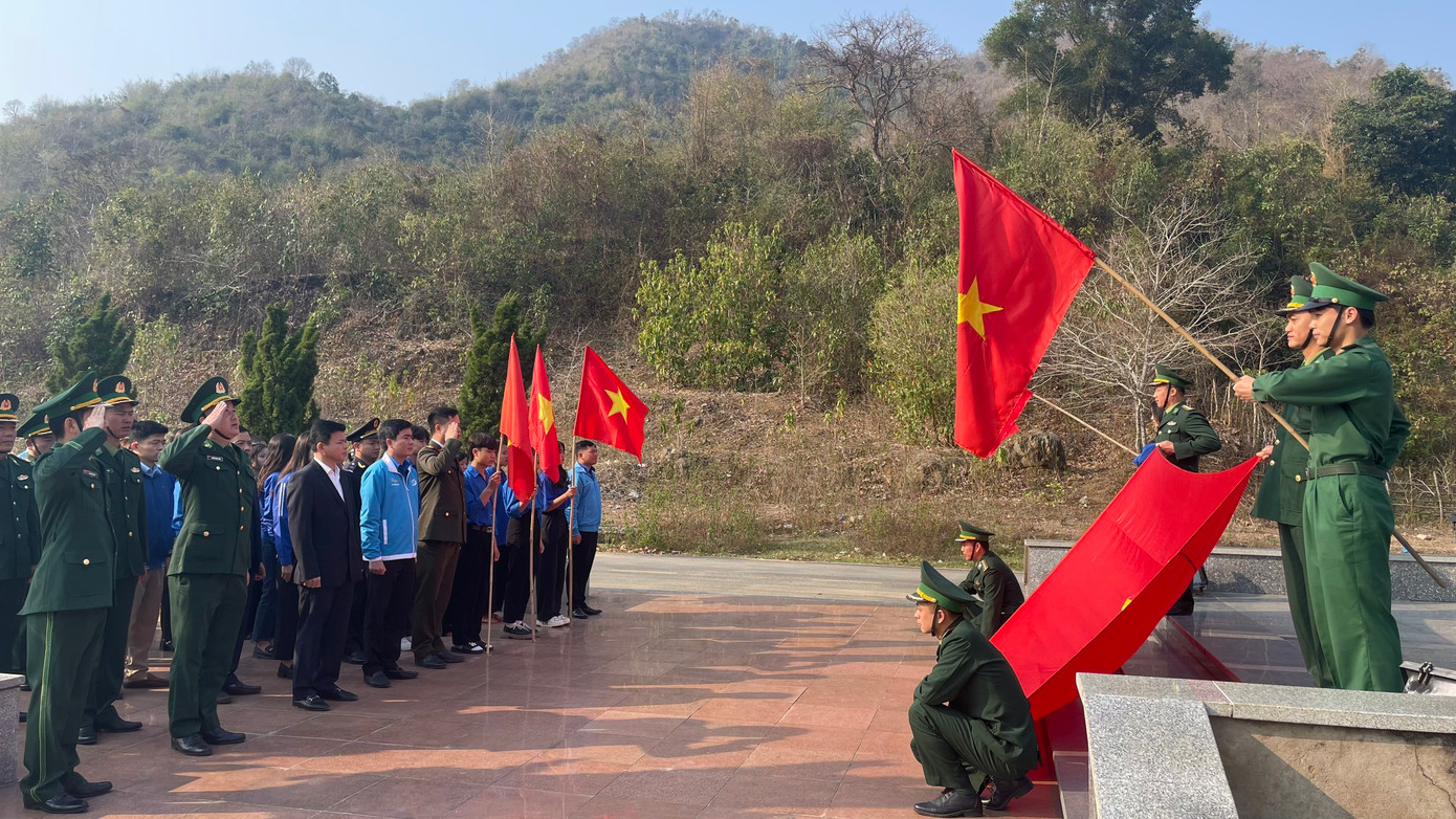 Các đại biểu làm lễ chào cờ tại cột mốc 281, Đồn Biên phòng Cửa khẩu Tén Tằn.