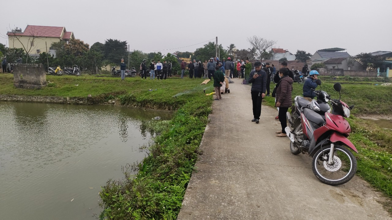 HIện trường phát hiện thi thể nạn nhân nổi lên