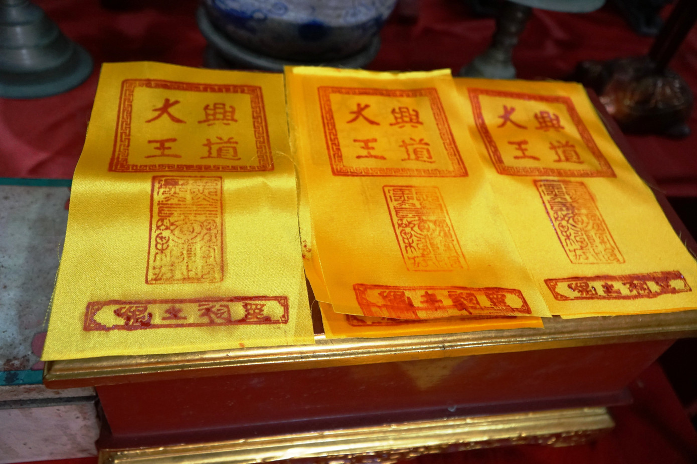 Lá ấn tại Đền thờ Trần Hưng Đạo ở làng Thổ Khối. Lá ấn tại Đền thờ Trần Hưng Đạo ở làng Thổ Khối.