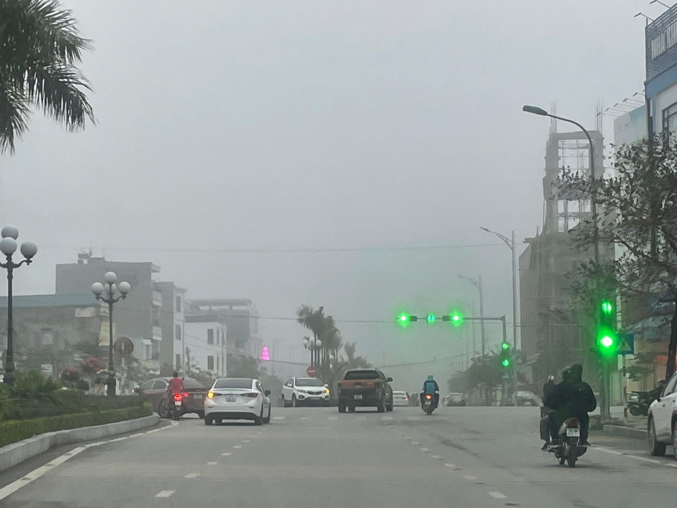 Mặt đường khô thoáng nhưng bầu trời sương mù dày đặc, hạn chế tầm nhìn của người tham gia giao thông.