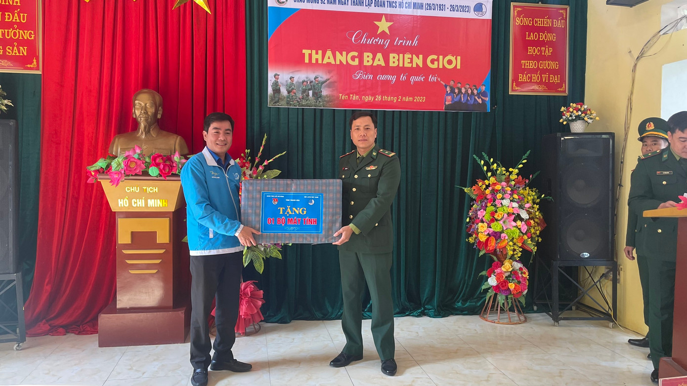Bí thư Tỉnh Đoàn Thanh Hoá Lê Văn Châu tặng quà cho Đồn biên phòng Cửa khẩu Tén Tằn.