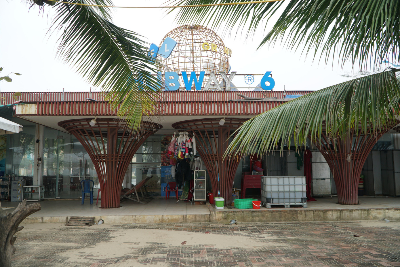 Nhiều hạng mục đã bị hư hỏng, xuống cấp. Nhiều hạng mục đã bị hư hỏng, xuống cấp.