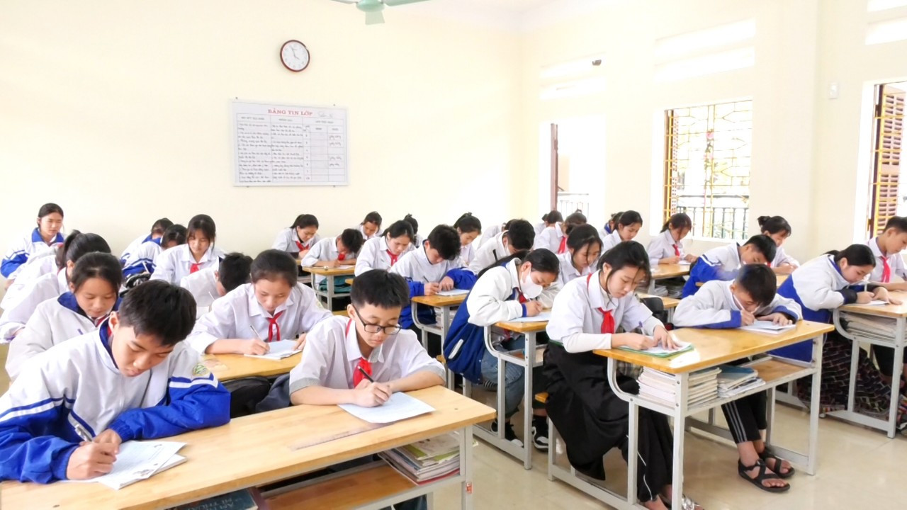 Học sinh thể hiện tình cảm, tự hào và trách nhiệm của bản thân với các tân binh lên đường nhập ngũ thông qua những lá thư viết tay.