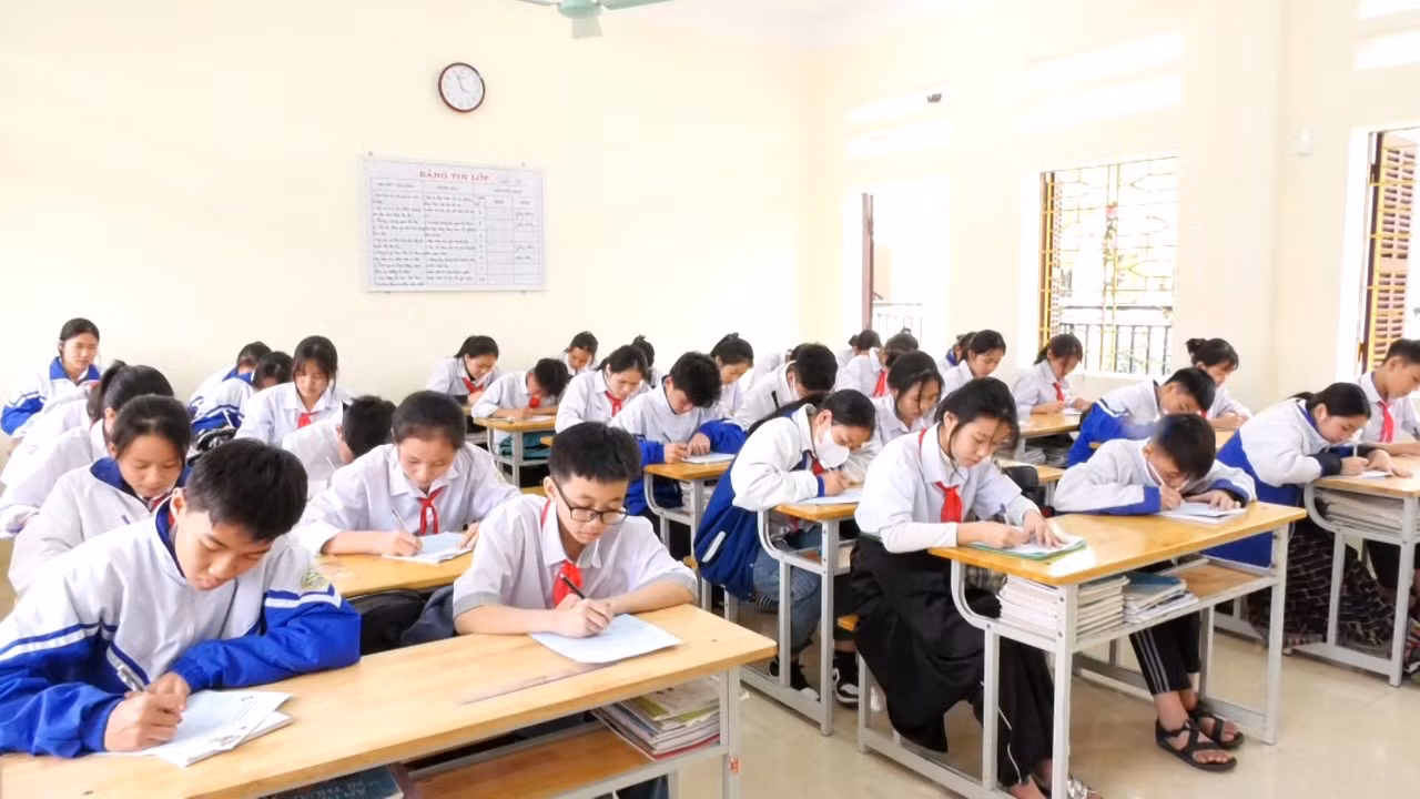 Học sinh thể hiện tình cảm, tự hào và trách nhiệm của bản thân với các tân binh lên đường nhập ngũ thông qua những lá thư viết tay.