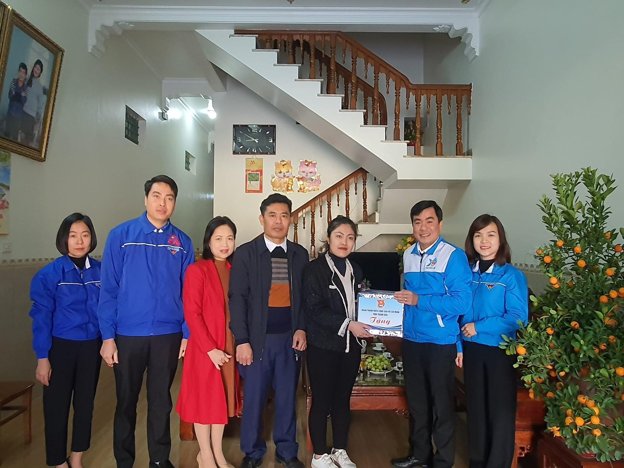 Bí thư Tỉnh Đoàn Thanh Hoá Lê Văn Châu thăm, động viên, tặng quà 2 nữ tân binh năm 2023 của Thanh Hoá chuẩn bị lên đường nhập ngũ.