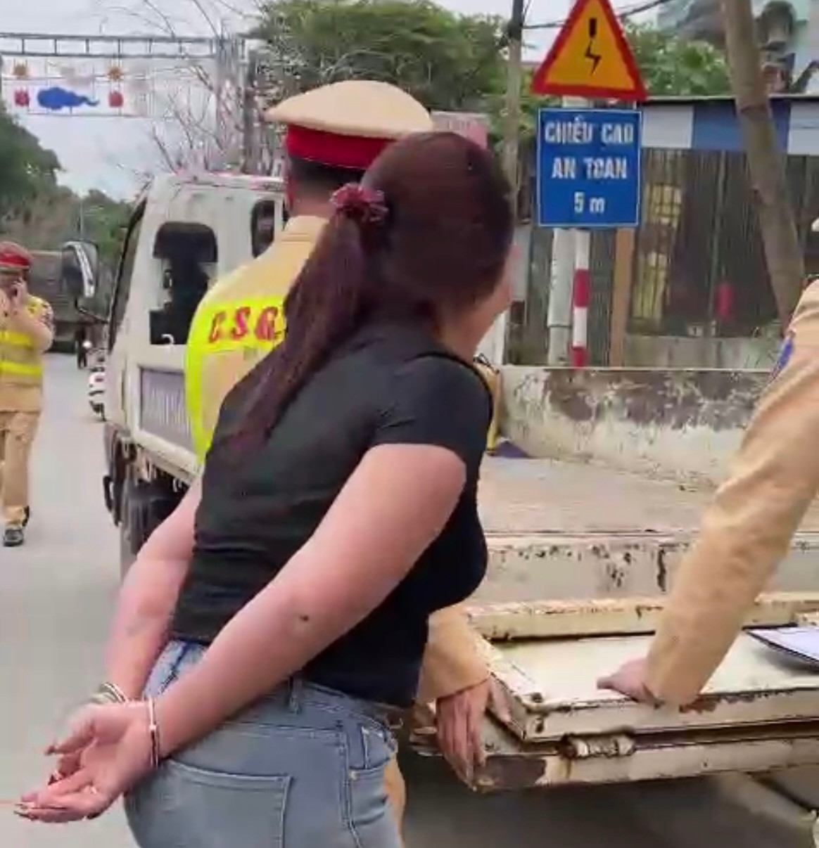 Người phụ nữ cản trở lực lượng chức năng làm nhiệm vụ. Ảnh cắt từ clip