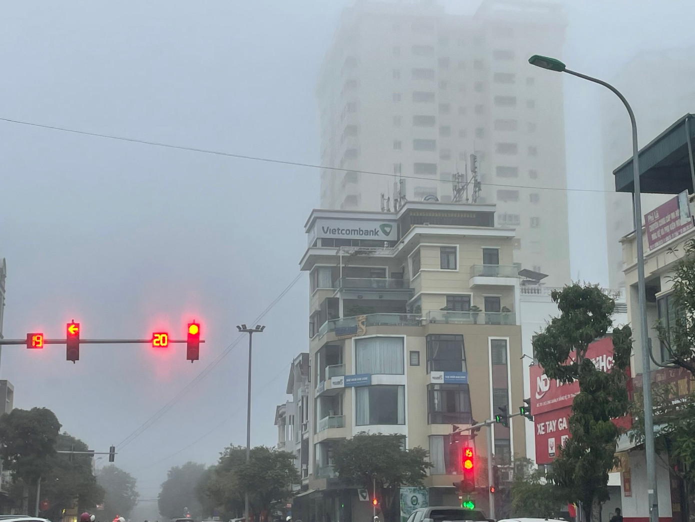 Sương mù bao phủ, che mờ tầm nhìn các toà nhà cao tầng.