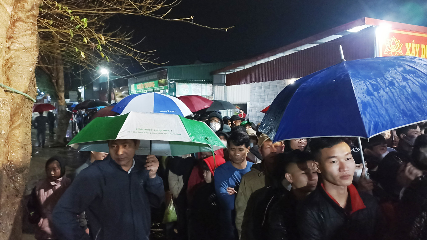 Đông đảo nhân dân và du khách đến tham dự lễ khai ấn. Đông đảo nhân dân và du khách đến tham dự lễ khai ấn.