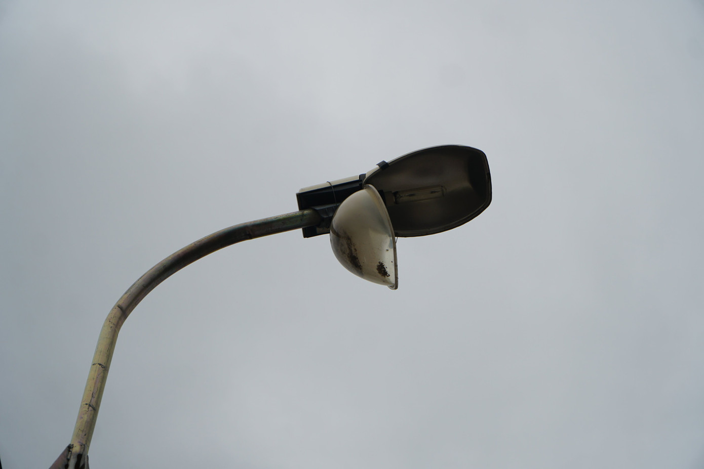 Bóng đèn bị rơi vỡ sau vụ nổ Bóng đèn bị rơi vỡ sau vụ nổ