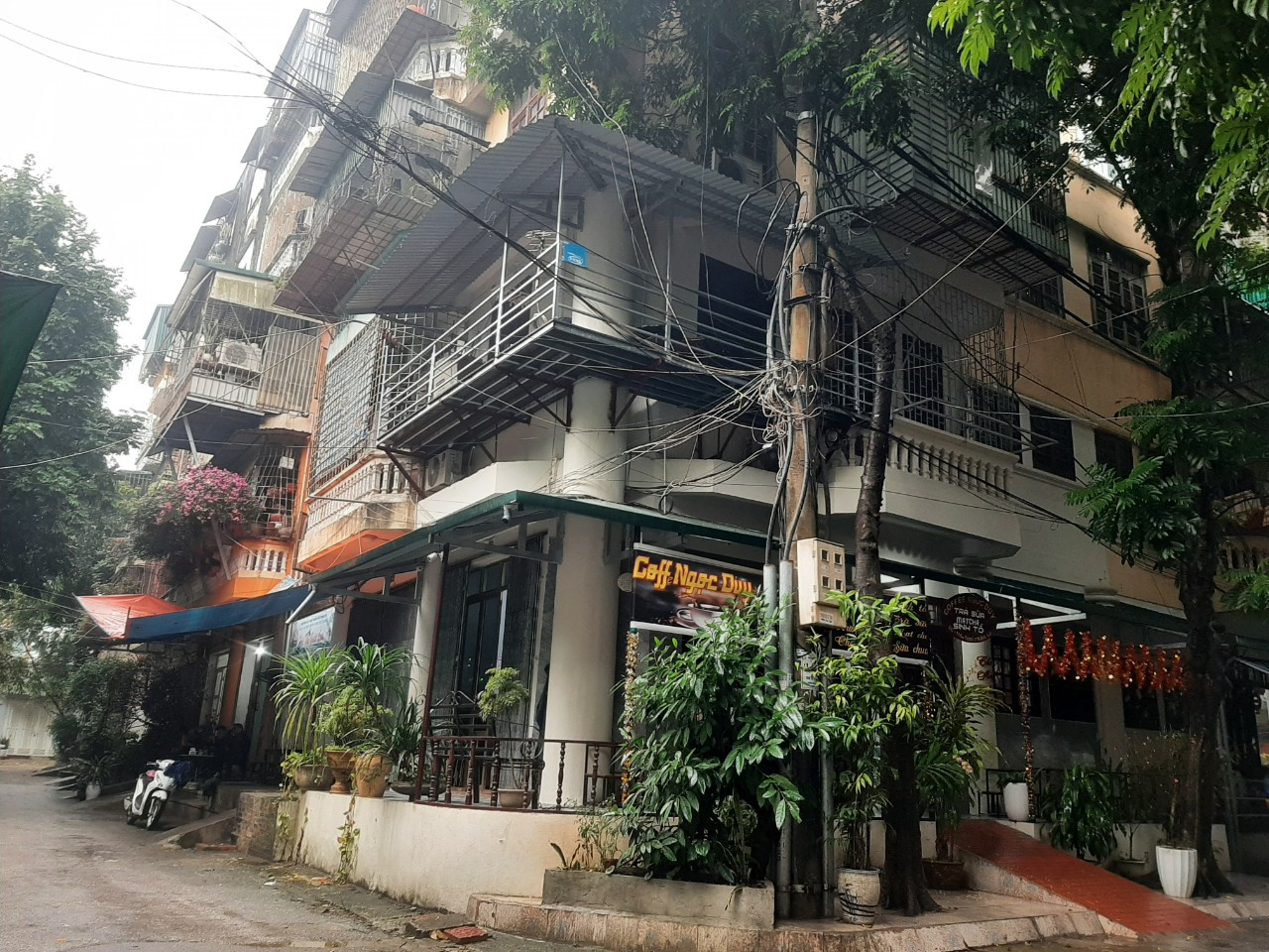 Khu chung cư tồn tại nhiều năm nhưng không có ai, đơn vị nào quản lý trực tiếp