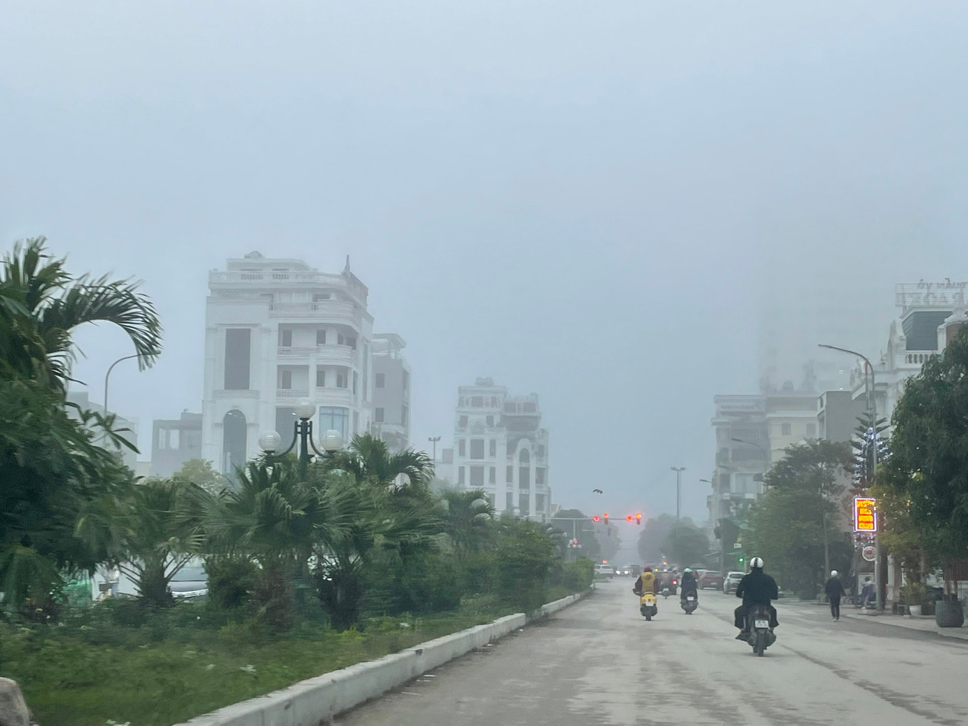 Nhiều người tham gia giao thông bất ngờ với sự xuất hiện nhanh chóng của sương mù, kéo trời tối sầm lại.