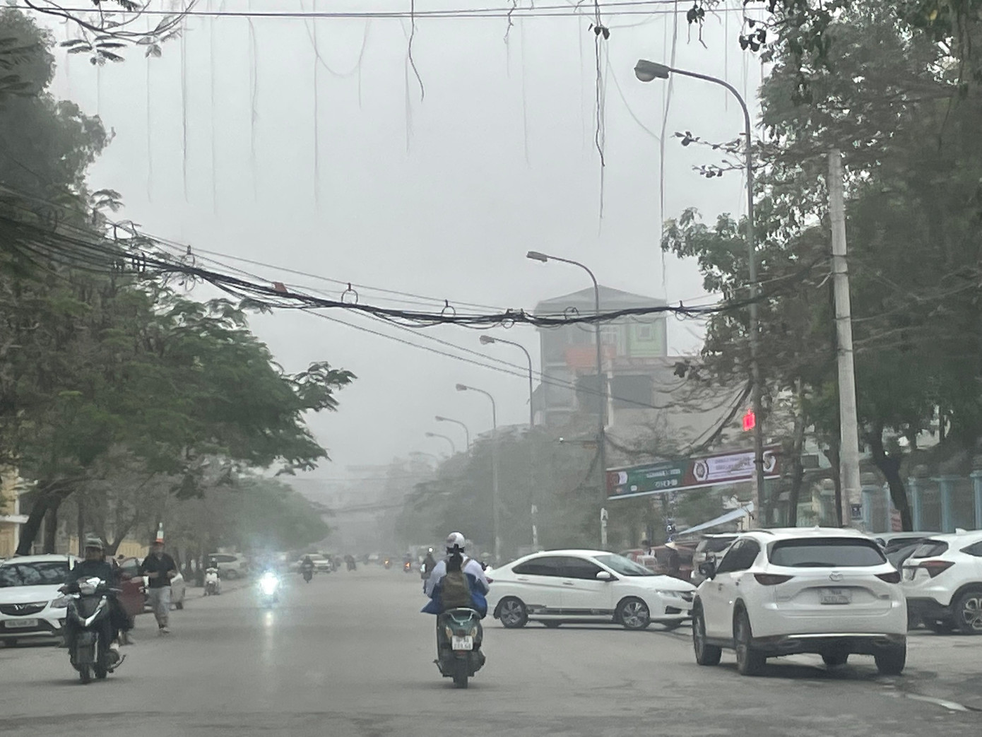 Theo ghi nhận, đầu giờ chiều 6/2, tại khu vực TP Thanh Hoá khô thoáng, tuy sau đó vài tiếng, sương mù nhanh chóng xuất hiện dày đặc, trời mù mịt.