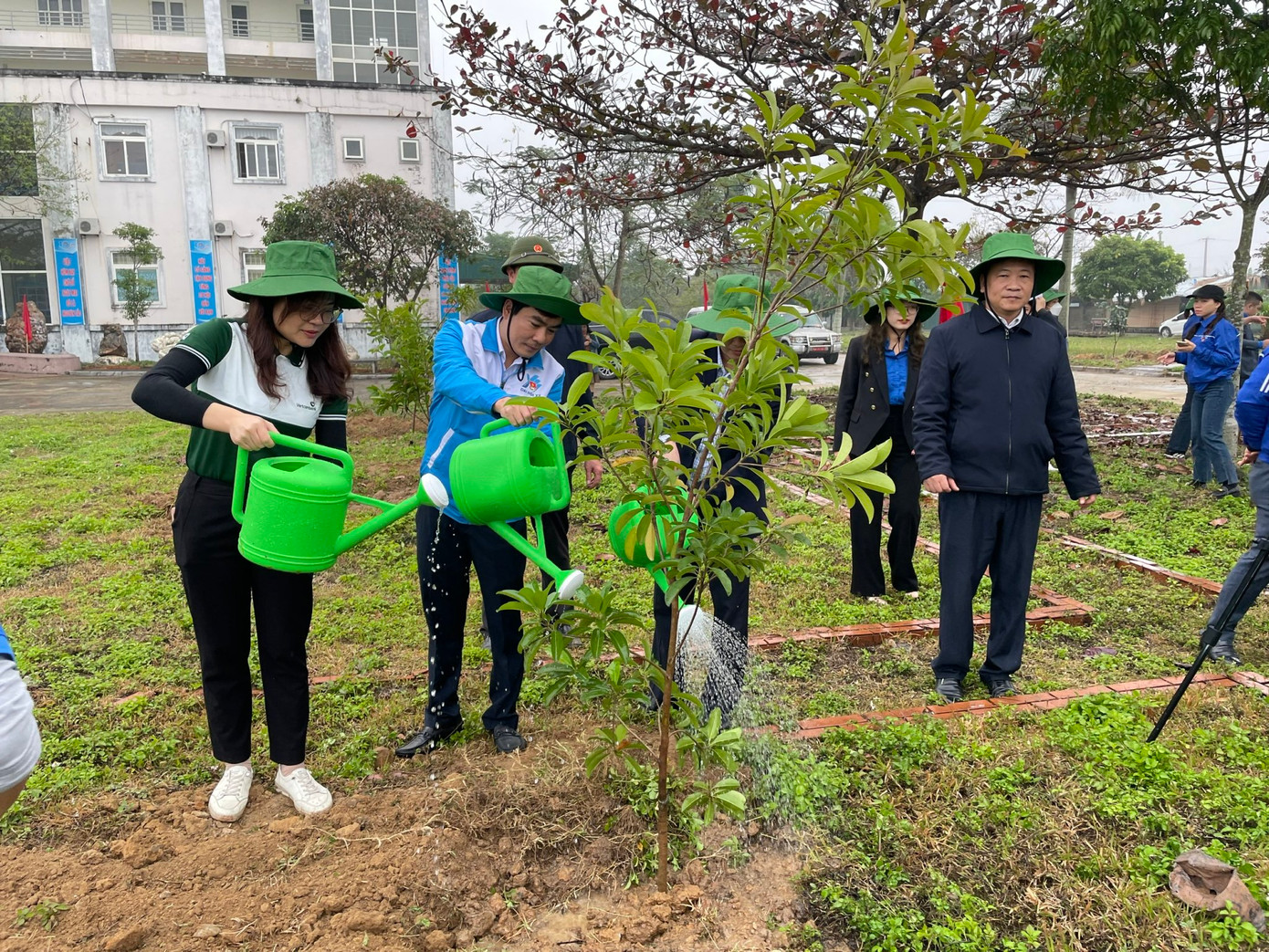 Lãnh đạo Tỉnh Đoàn cùng các đại biểu trồng cây xanh sau lễ phát động