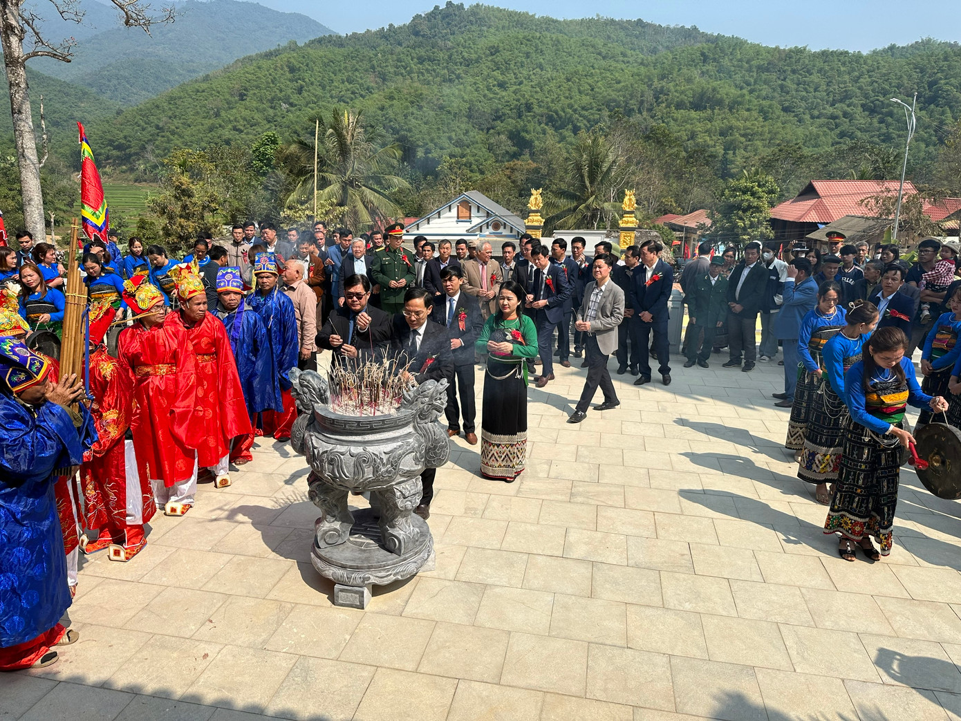 Nhân dân và khách thập phương dâng hương tại Đền thờ Tư Mã Hai Đào. Nhân dân và khách thập phương dâng hương tại Đền thờ Tư Mã Hai Đào.