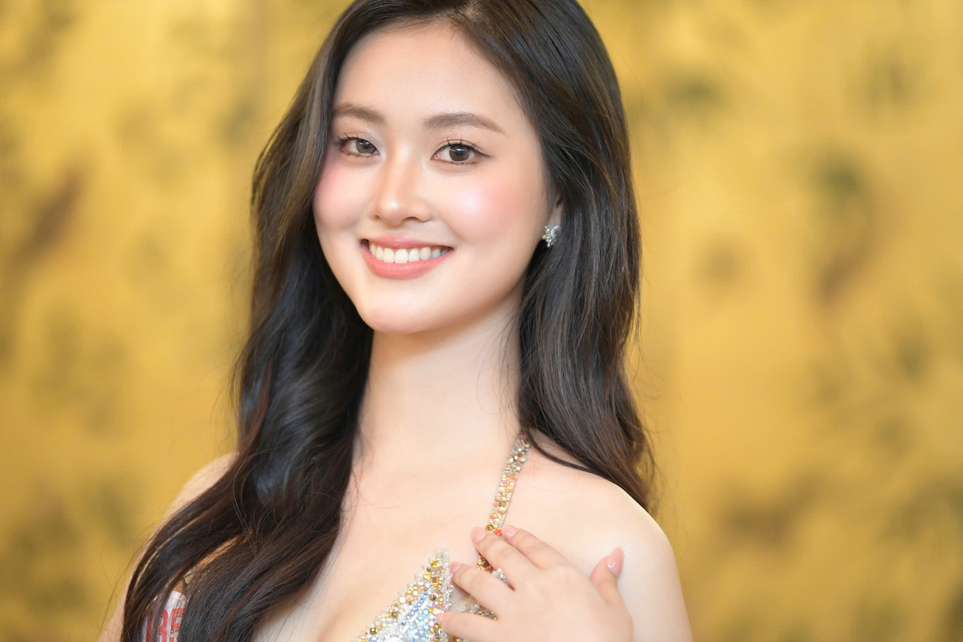 Hai thí sinh Lê Thị Mỹ Dung và Hoàng Thị Tú Anh khoe nhan sắc rực rỡ ở họp báo.