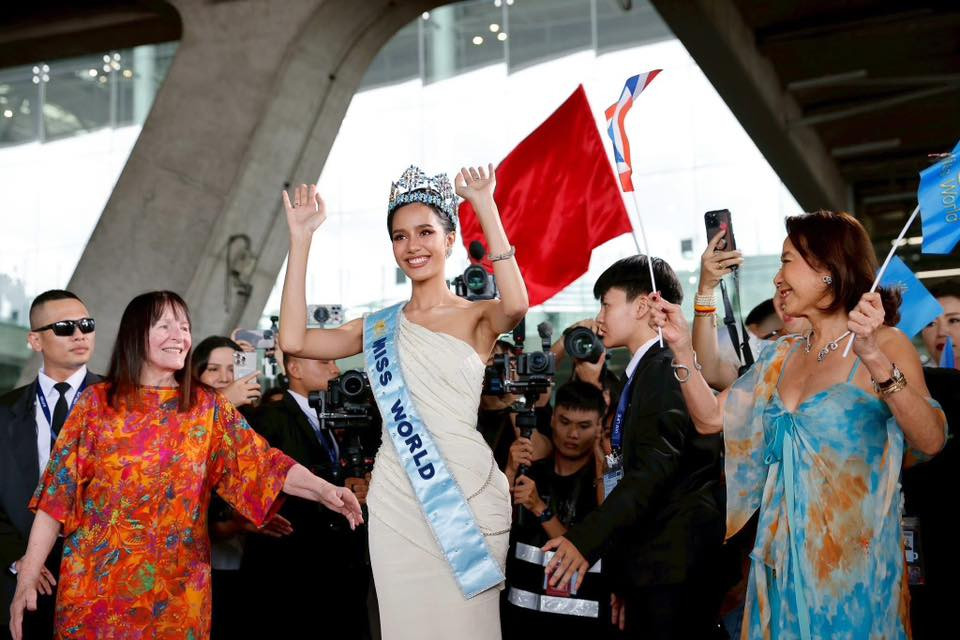 Ngày 14/6, Hoa hậu Thế giới 2025 Suchata Chuangsri đã trở về Thái Lan sau hơn 2 tuần đăng quang ngôi vị Miss World lần thứ 72 ở Ấn Độ. Cô trở về quê nhà cùng bà Julia Morley - Chủ tịch Miss World.