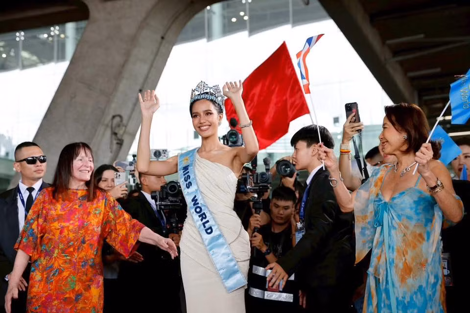 Ngày 14/6, Hoa hậu Thế giới 2025 Suchata Chuangsri đã trở về Thái Lan sau hơn 2 tuần đăng quang ngôi vị Miss World lần thứ 72 ở Ấn Độ. Cô trở về quê nhà cùng bà Julia Morley - Chủ tịch Miss World.