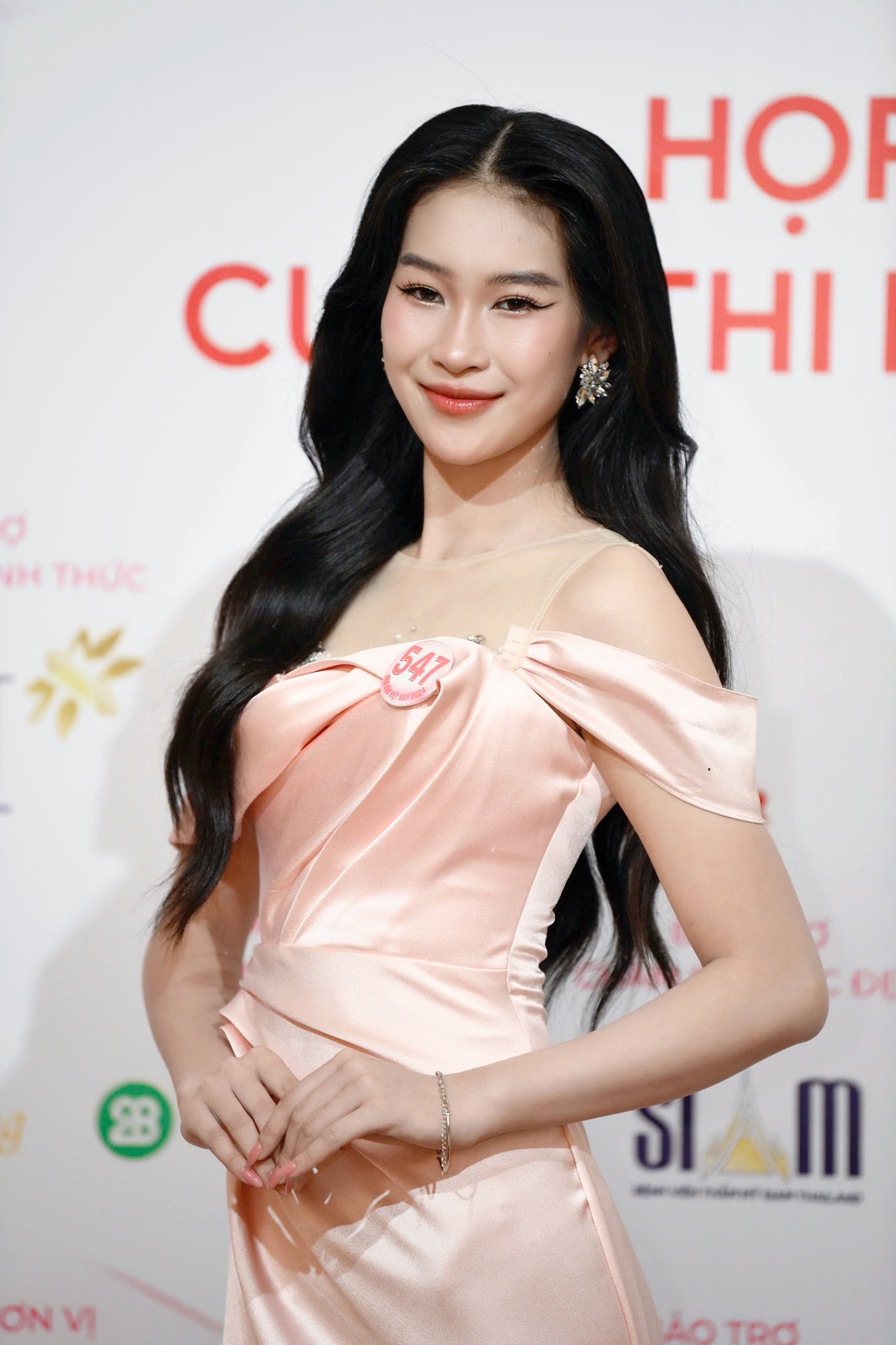 Thí sinh Hoàng Thị Hiền Nhi, SBD 547, sinh năm 2005, đến từ Yên Bái. Cô cao 1,78 m, số đo ba vòng 81-63-92 cm. Cô là sinh viên ngành Logistics và Quản lý chuỗi cung ứng, Đại học Giao thông vận tải Hà Nội.