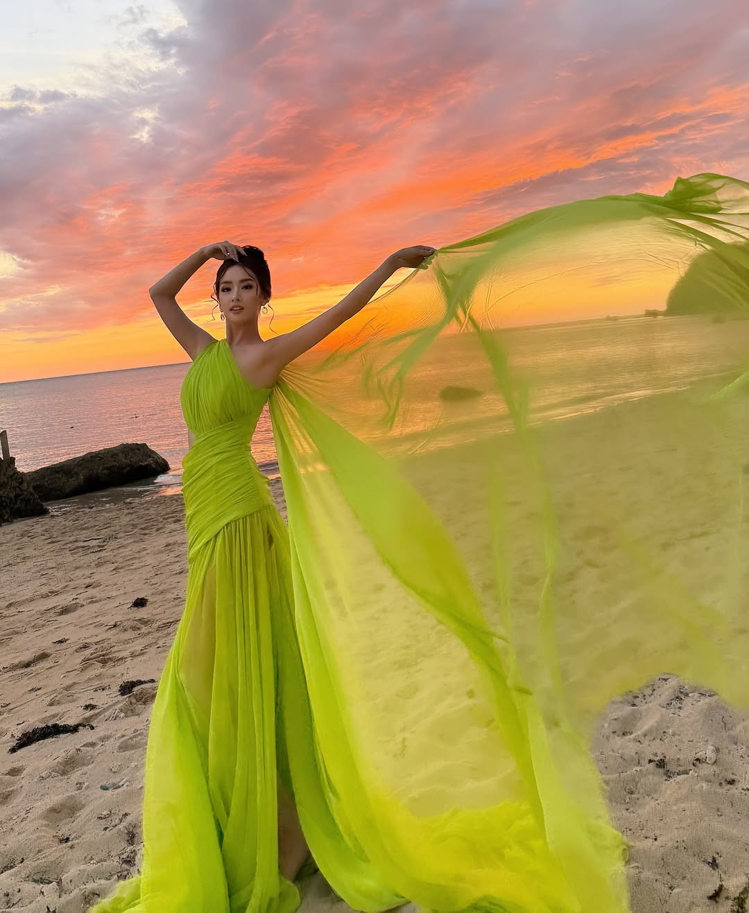 Katrina cũng nhận nuôi 13 chú chó bị bỏ rơi, chó già, chó khuyết tật. "Thật thú vị khi được bao quanh bởi những sinh vật tích cực như vậy. Chúng khiến tôi cảm thấy khiêm nhường và biết ơn cuộc sống mà mình đang có", cô bày tỏ.