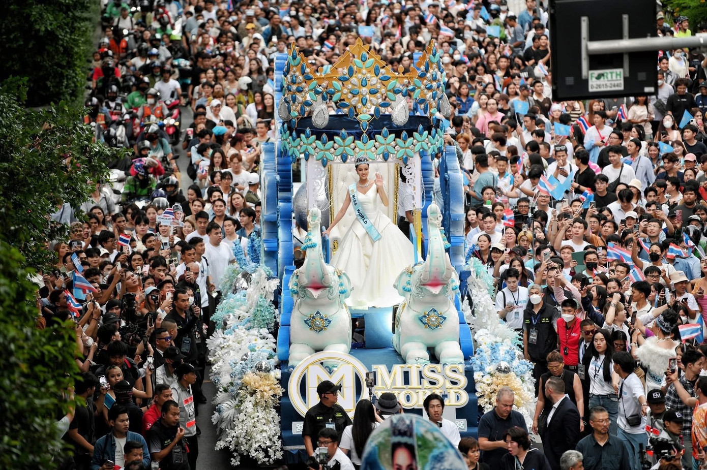 Biển người đi theo đoàn xe diễu hành chở Suchata Chuangsri qua các tuyến phố ở Thái Lan hôm 14/6.