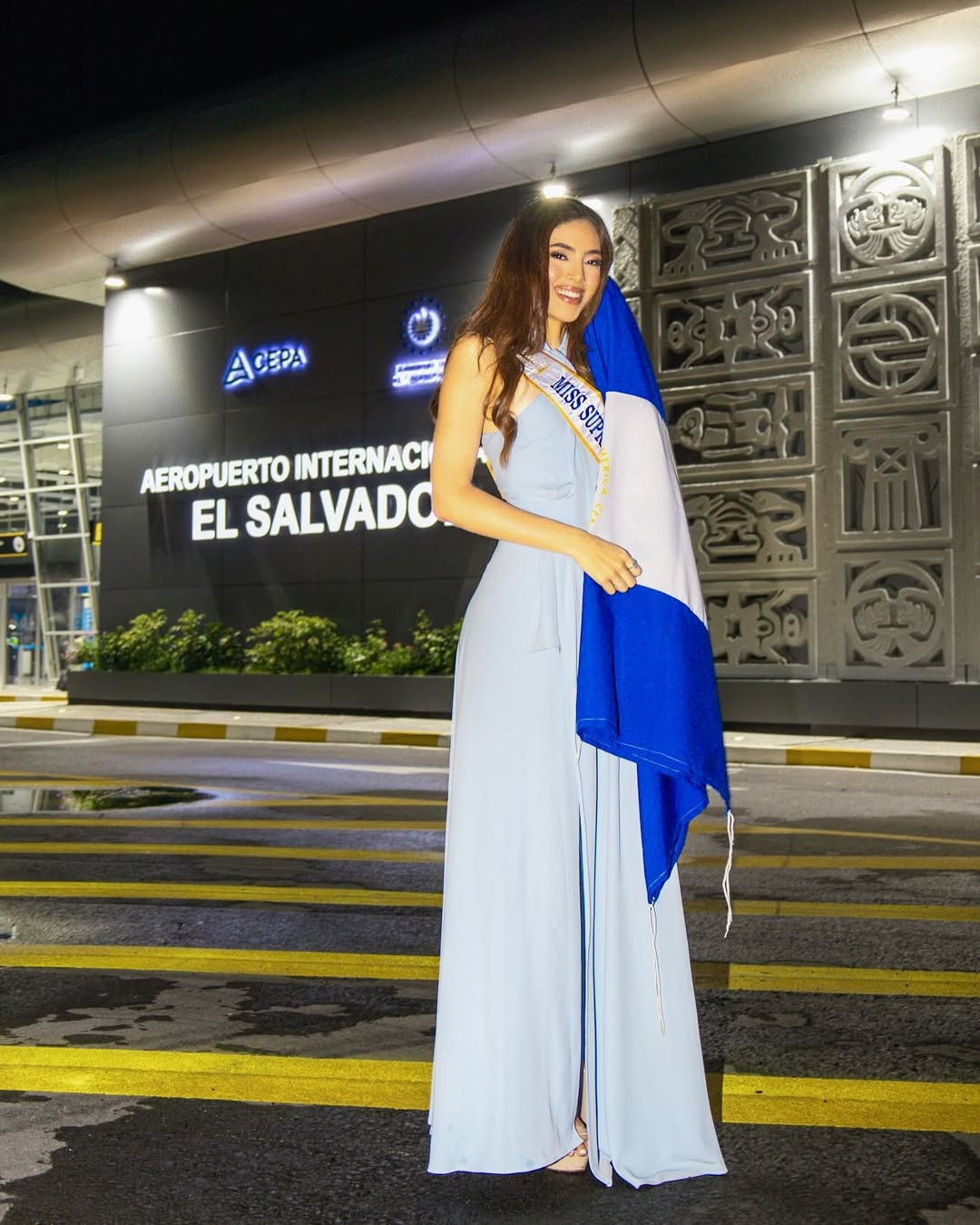 Đại diện El Salvador - Verónica Gaytán - rạng rỡ khi ra sân bay. Cô năm nay 23 tuổi, cao 1,76 m, là người mẫu, đã tốt nghiệp ngành Thiết kế chiến lược. Người đẹp từng đăng quang danh hiệu Reina de El Salvador 2024.