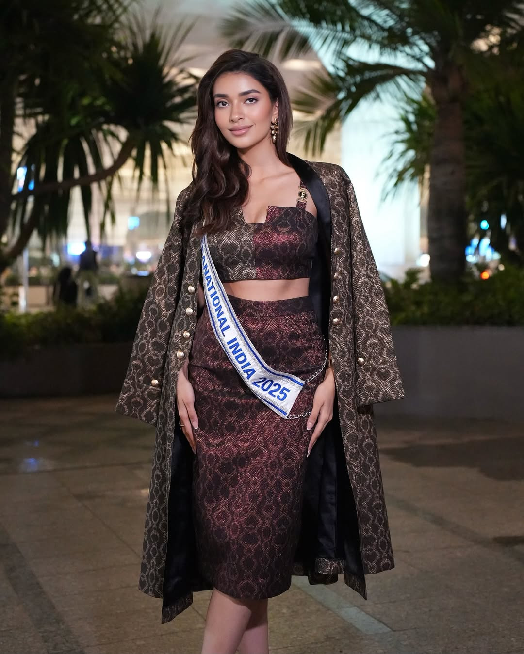 Đại diện Ấn Độ - Ayushree Malik - là ứng viên tiềm năng của khu vực châu Á. Cô diện trang phục họa tiết, khoe vòng eo thon khi ra sân bay sang Ba Lan dự thi Hoa hậu Siêu quốc gia 2025.