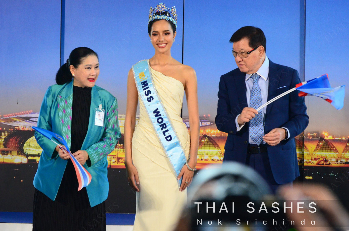 Đăng quang Hoa hậu Thế giới 2025, Opal Suchata được trao vương miện đính kim cương màu xanh biểu tượng của Miss World và phần thưởng tiền mặt trị giá 215.000 USD. Khoản tiền này được sử dụng để phục vụ các hoạt động nhân đạo trong suốt nhiệm kỳ một năm.