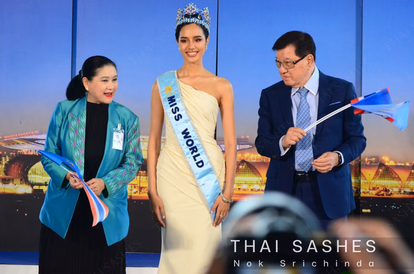 Đăng quang Hoa hậu Thế giới 2025, Opal Suchata được trao vương miện đính kim cương màu xanh biểu tượng của Miss World và phần thưởng tiền mặt trị giá 215.000 USD. Khoản tiền này được sử dụng để phục vụ các hoạt động nhân đạo trong suốt nhiệm kỳ một năm.