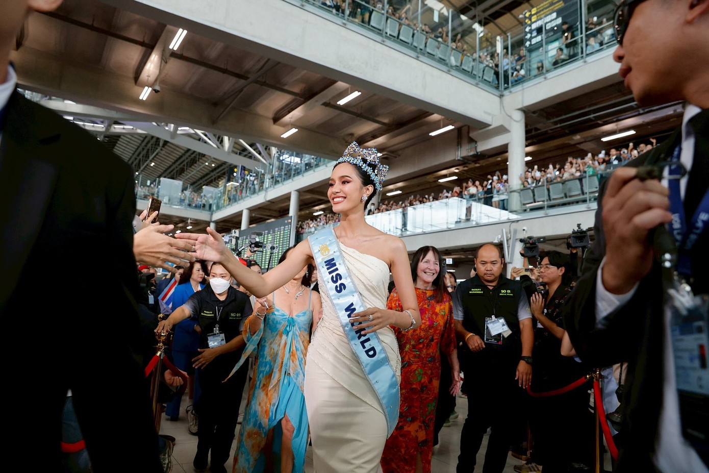 Hàng ngàn khán giả Thái Lan đã vây kín sân bay Suvarnabhumi để chào mừng Opal Suchata Chuangsri trở về nhà. Đây được xem là cảnh tượng chưa từng có ở giới sắc đẹp Thái Lan trong nhiều năm qua.