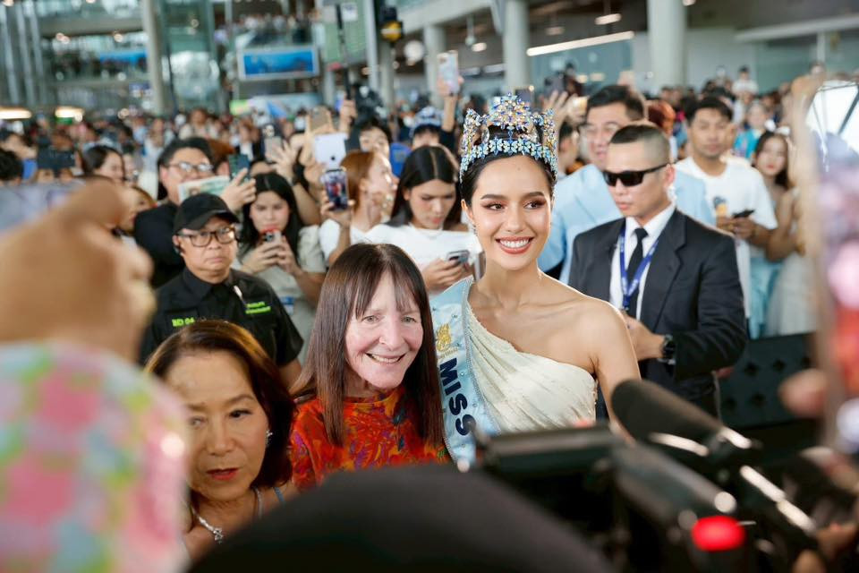 Hàng nghìn người dân Thái Lan đã đổ ra đường để chào đón Suchata Chuangsri. Chiến thắng của cô khiến người dân Thái Lan tự hào vì lần đầu có một người đẹp đến từ xứ sở chùa vàng đăng quang ngôi vị Hoa hậu Thế giới.