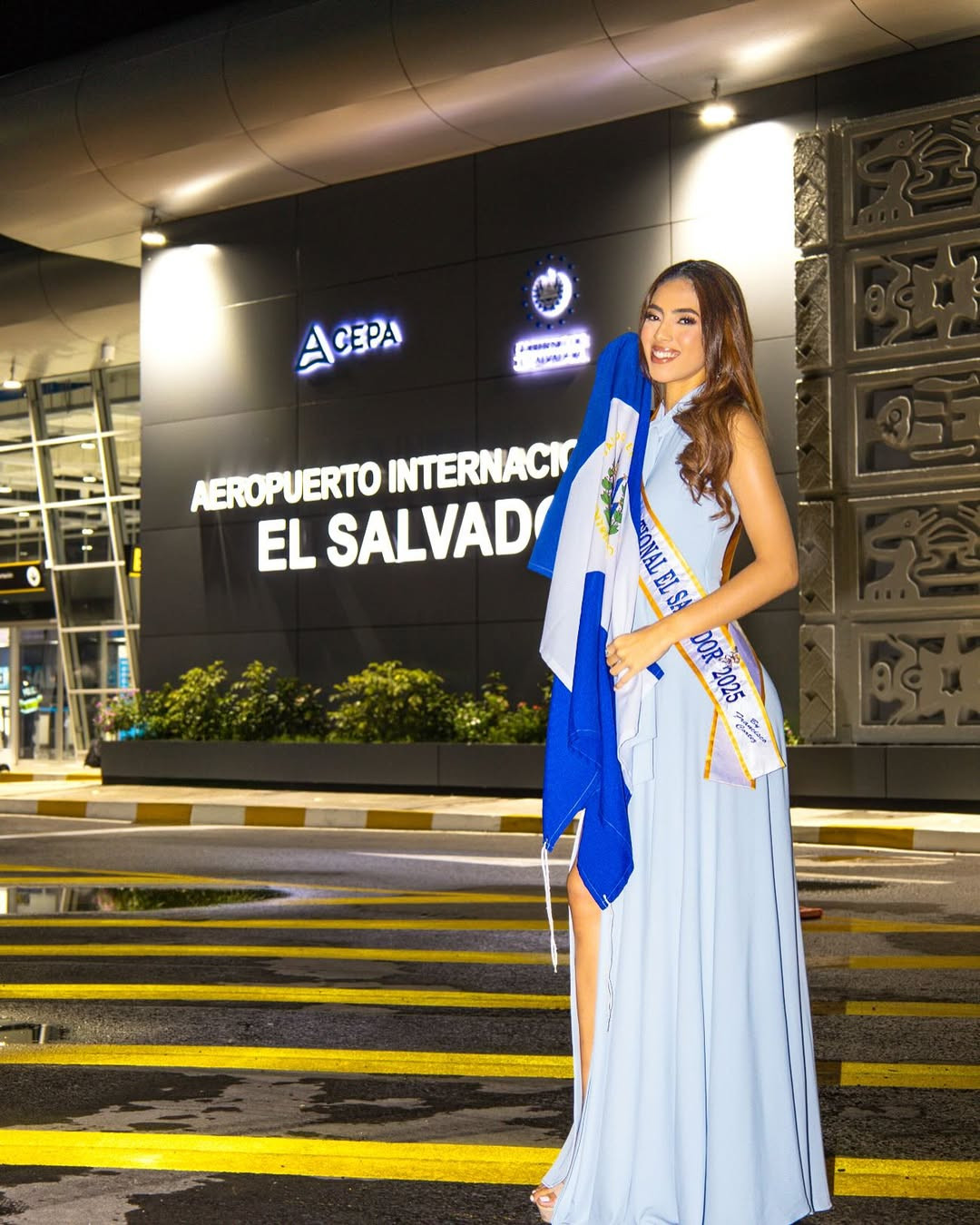 Đại diện El Salvador - Verónica Gaytán - rạng rỡ khi ra sân bay. Cô năm nay 23 tuổi, cao 1,76 m, là người mẫu, đã tốt nghiệp ngành Thiết kế chiến lược. Người đẹp từng đăng quang danh hiệu Reina de El Salvador 2024.