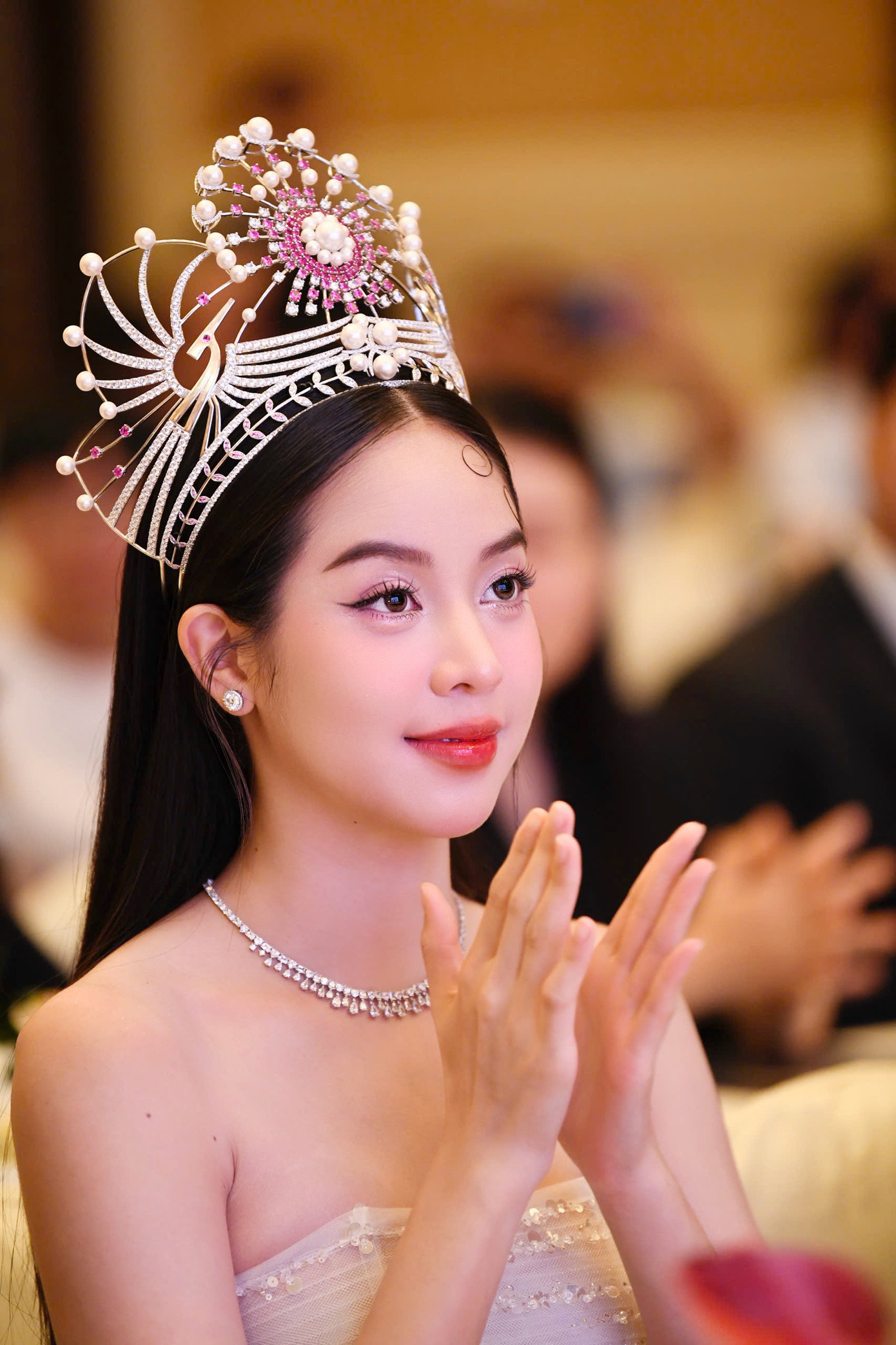 "Tôi mong rằng cô gái kế nhiệm mình sẽ không quá áp lực mà hãy tận hưởng nhiệm kỳ của mình, bên cạnh đó luôn nỗ lực hoàn thiện bản thân, cống hiến cho cộng đồng. Sự cống hiến mới làm nên giá trị của một hoa hậu", Thanh Thủy chia sẻ.