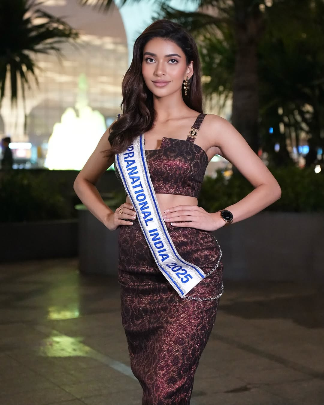 Đại diện Ấn Độ - Ayushree Malik - là ứng viên tiềm năng của khu vực châu Á. Cô diện trang phục họa tiết, khoe vòng eo thon khi ra sân bay sang Ba Lan dự thi Hoa hậu Siêu quốc gia 2025.