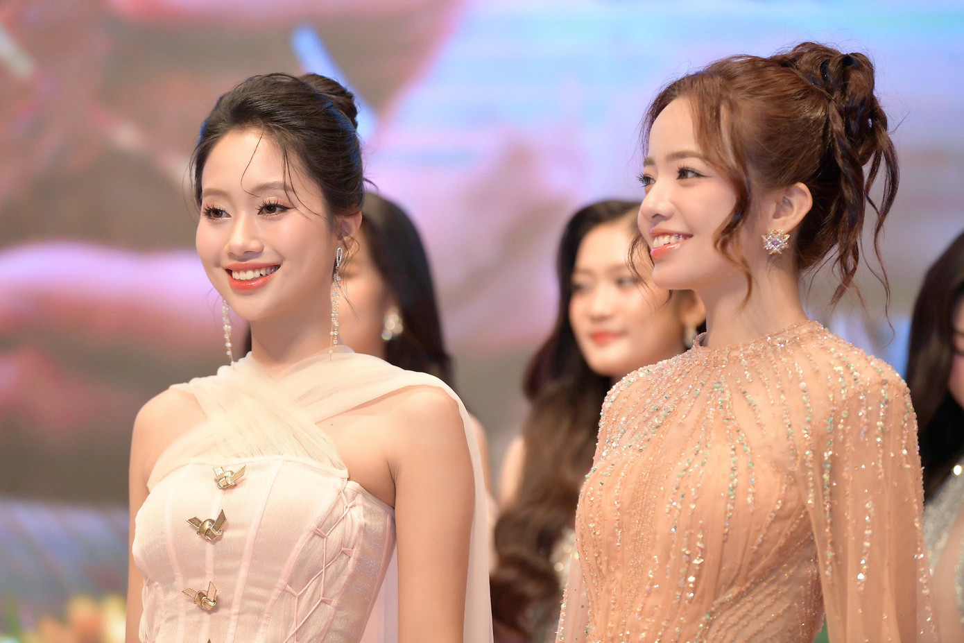 25 thí sinh xuất hiện rạng rỡ tại họp báo chiều 13/6.