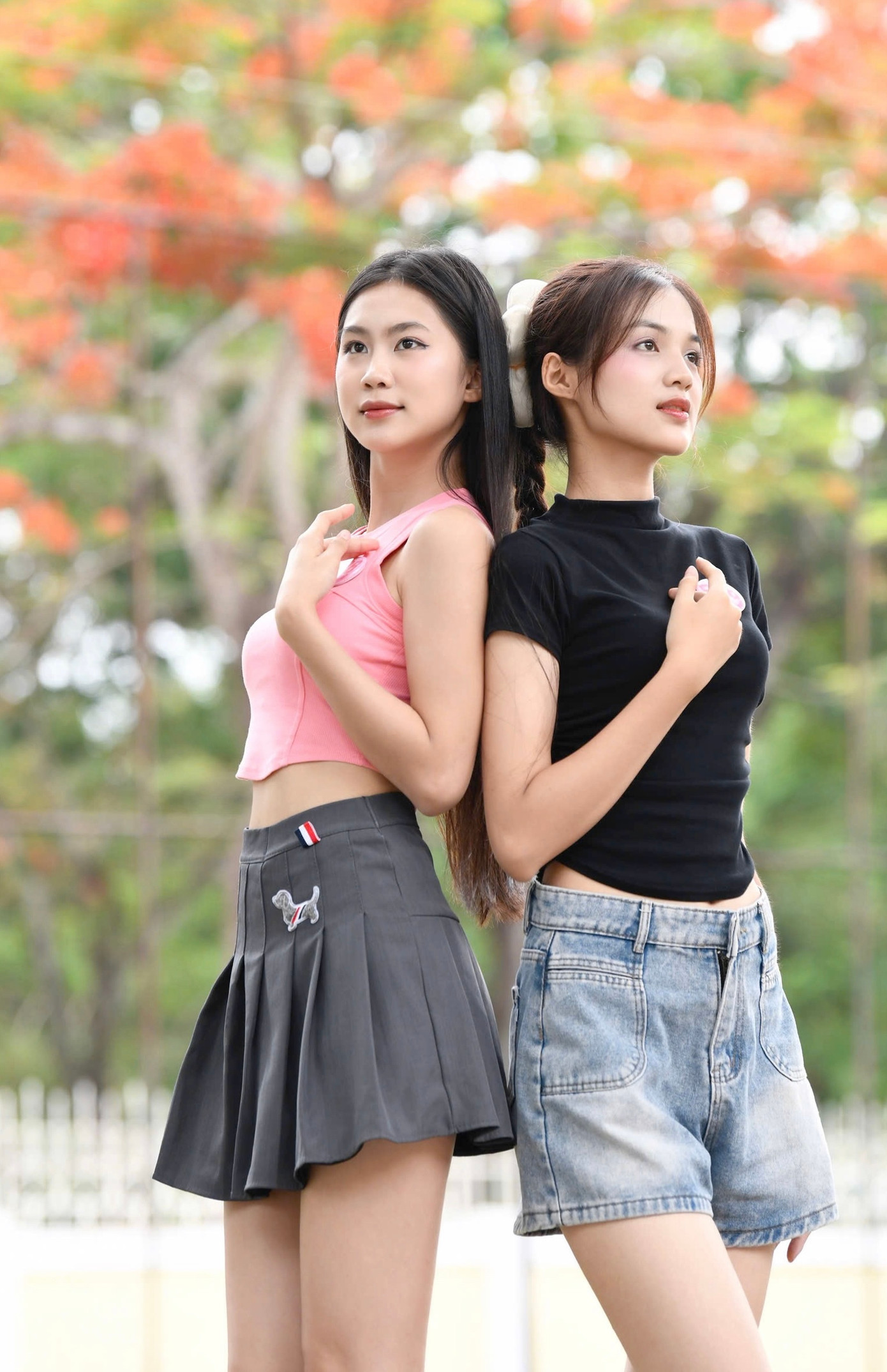 Hai thí sinh Trần Minh Thu và Nguyễn Thị Thu Hằng diện crop-top, khoe eo thon trong những buổi tập luyện. "Chúng tôi đang tích cực tập luyện để có thể mang đến cho khán giả những màn trình diễn bùng cháy, mãn nhãn", Thu Hằng chia sẻ. Trong khi đó thí sinh Minh Thu nói cô thấy buồn khi cuộc thi sắp kết thúc nhưng tin rằng với những gì đã trải nghiệm tại Hoa hậu Việt Nam 2024, tất cả 25 thí sinh đều có những dấu mốc mới rực rỡ.
