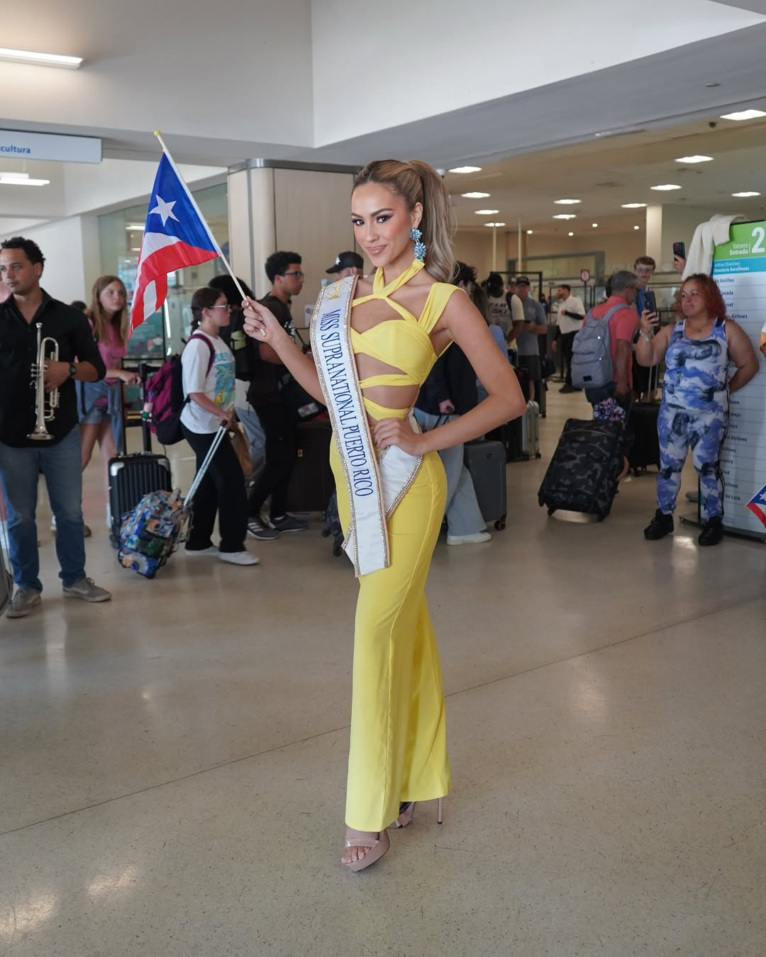 Đại diện Puerto Rico - Valerie Klepadlo - ứng viên sáng giá của khu vực châu Mỹ xuất hiện nổi bật ở sân bay trong bộ jumpsuit màu vàng, cắt xẻ sexy. Người đẹp năm nay 22 tuổi, đang theo học chương trình cử nhân chuyên ngành Thời trang và Tiếp thị.