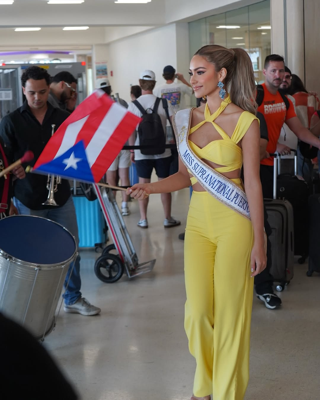 Đại diện Puerto Rico - Valerie Klepadlo - ứng viên sáng giá của khu vực châu Mỹ xuất hiện nổi bật ở sân bay trong bộ jumpsuit màu vàng, cắt xẻ sexy. Người đẹp năm nay 22 tuổi, đang theo học chương trình cử nhân chuyên ngành Thời trang và Tiếp thị.