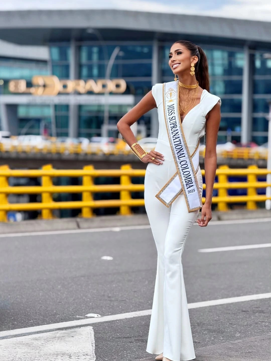 Ngày 9/6, nhiều người đẹp đã lên đường sang Ba Lan để tham dự cuộc thi Hoa hậu Siêu quốc gia 2025. Đại diện Colombia - Daniela Roldán - mặc bộ jumpsuit màu trắng, xẻ vòng 1 nổi bật ở sân bay. Cô là đại diện sáng giá của khu vực châu Mỹ. Cô năm nay 20 tuổi, là sinh viên chuyên ngành Thiết kế thời trang. Người đẹp có niềm đam mê sâu sắc với nghệ thuật như thơ ca, âm nhạc, hội họa. Cô cho biết thế mạnh của mình là khả năng kết nối mọi người.