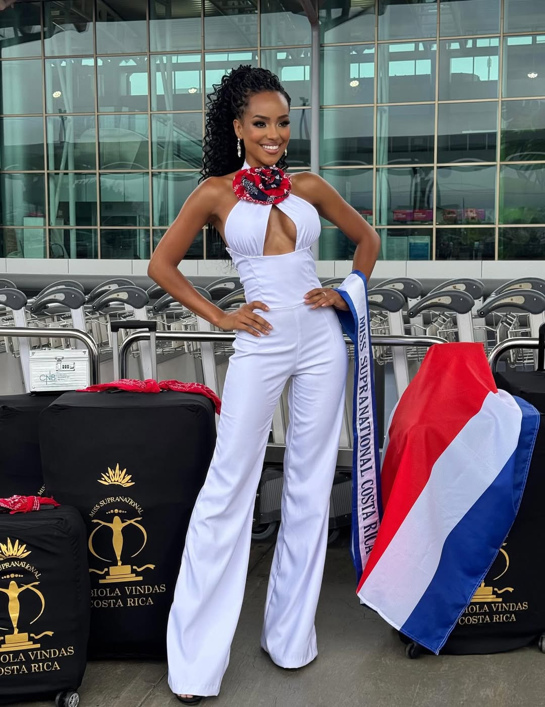 Đại diện Costa Rica - Fabiola Vindas - mặc jumpsuit trắng ở sân bay. Cô là người phụ nữ da đen đầu tiên giành được danh hiệu Señorita Costa Rica. Fabiola làm việc với một tổ chức cung cấp dịch vụ chăm sóc dài hạn về nhà ở cho những người già khuyết tật, những người trẻ tuổi gặp vấn đề về sức khỏe tâm thần và những người vô gia cư.