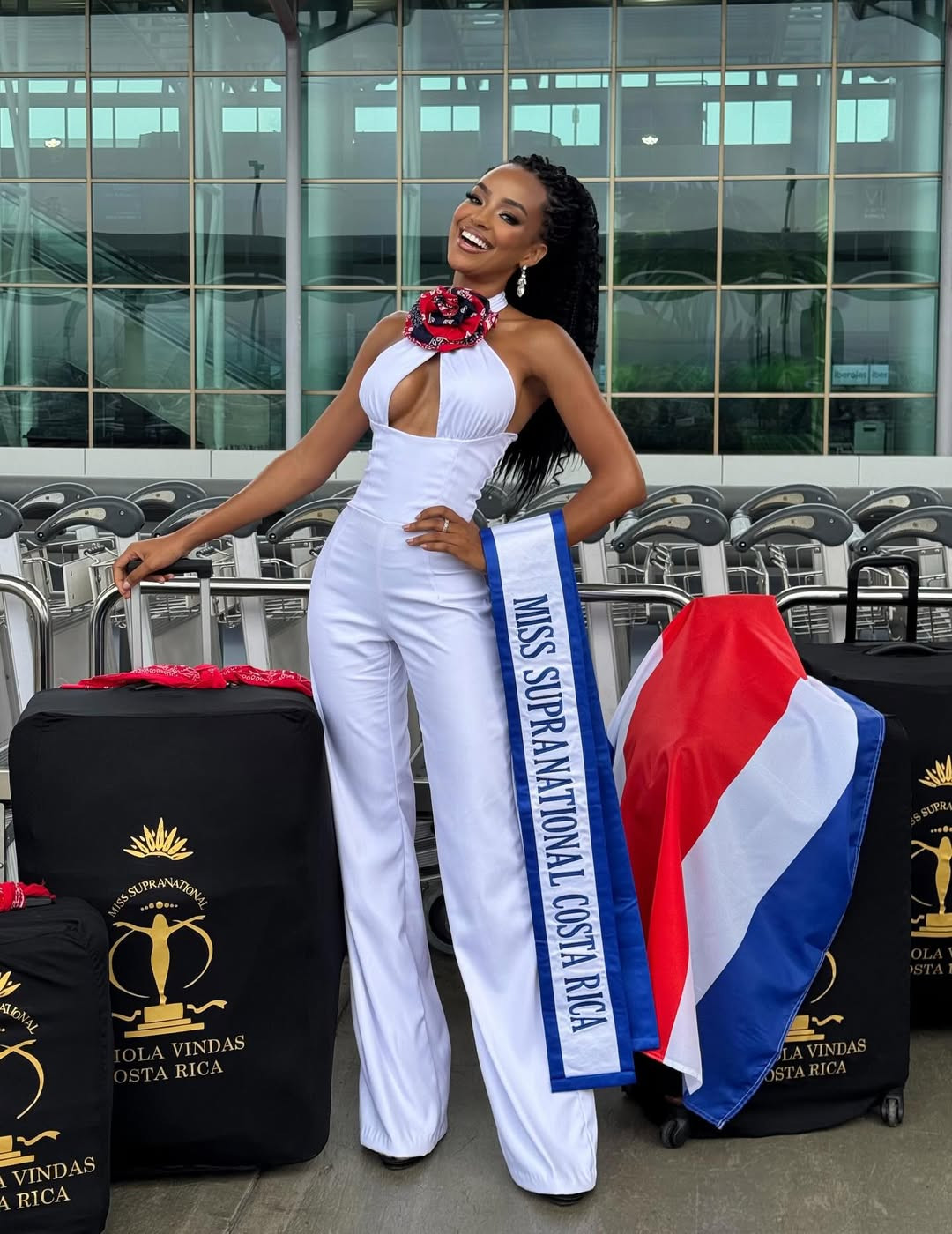 Đại diện Costa Rica - Fabiola Vindas - mặc jumpsuit trắng ở sân bay. Cô là người phụ nữ da đen đầu tiên giành được danh hiệu Señorita Costa Rica. Fabiola làm việc với một tổ chức cung cấp dịch vụ chăm sóc dài hạn về nhà ở cho những người già khuyết tật, những người trẻ tuổi gặp vấn đề về sức khỏe tâm thần và những người vô gia cư.